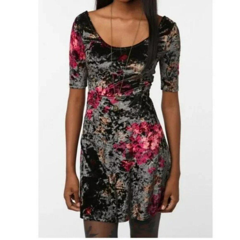 Urban Outfitters Kimchi Blue Gray Black Red Floral Velvet Mini Skater Dress XS